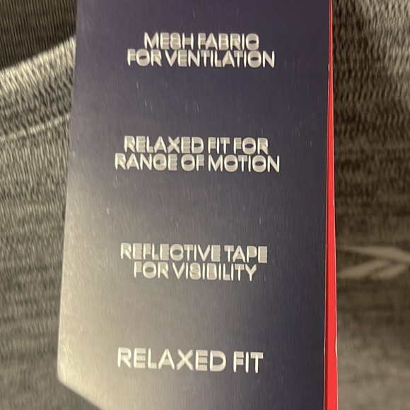 - Brand new with tags Men’s Reebok active tank top. Top has a small thread… - Picture 8 of 16